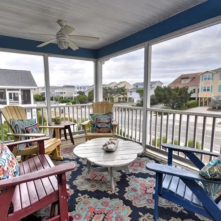 2nd Row House - 2 min walk to beach, oversized screened porch and ready for fun
