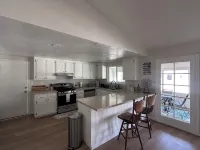 3-bdrm house in charming Apple Valley w/ WiFi, AC, encl'd patio, & large yard. - Wifi