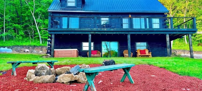 Black Bear A-Frame Waterfront Log Cabin with Hot Tub Jacuzzi Hotéis em Allamakee County