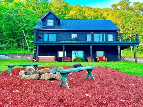 Black Bear A-Frame Waterfront Log Cabin with Hot Tub Jacuzzi - Feriehus
