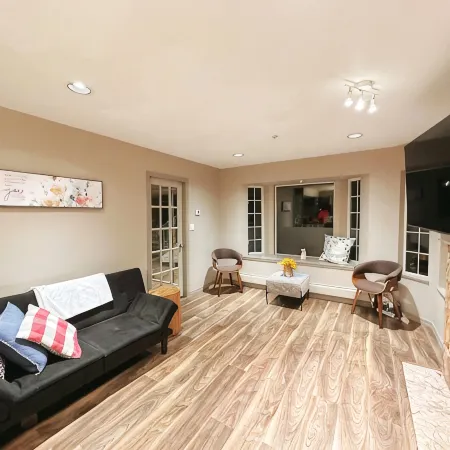 UBC trailhead villa ,beaches in10 minuteswalk,local boutique restaurant 5minutes