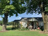 Country cottage on 3 acres right outside of town close to UTM - Homestays