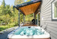 Rainier Base Camp: Modern Cabin with Hot Tub & Fire Pit - Chalets