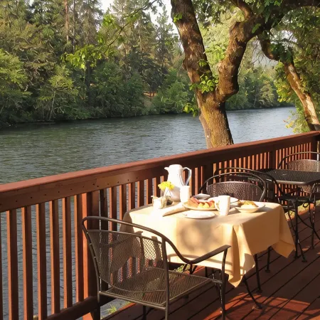 Romantic & private cabin on Rogue River, 1 hr from Crater Lake