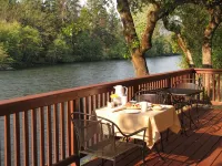 Romantic & private cabin on Rogue River, 1 hr from Crater Lake - Alphydda