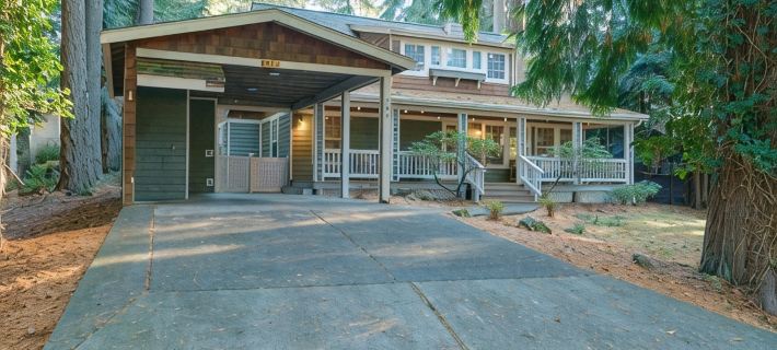 Charming cozy cottage in beautiful surroundings minutes from outdoor adventures. Hotels in Whatcom County