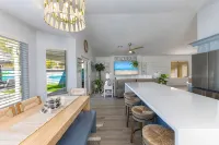 Seaside Cottage in walking distance of downtown Gilbert with charming pool. - Boutique