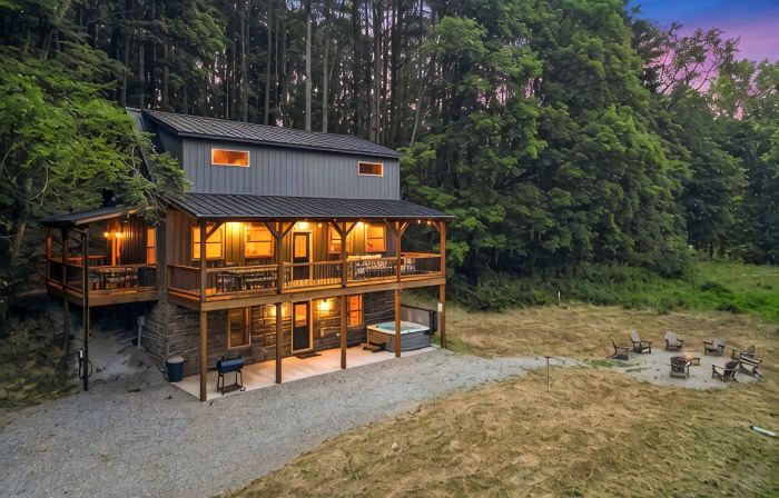 Modern Rustic Retreat ~Newly Built with Hot Tub and EV Charger, ~6mi to Ash Cave