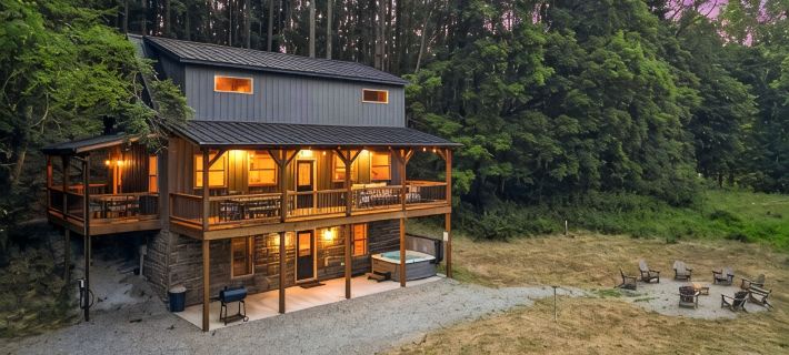 Modern Rustic Retreat ~Newly Built with Hot Tub and EV Charger, ~6mi to Ash Cave Hotels in Vinton County