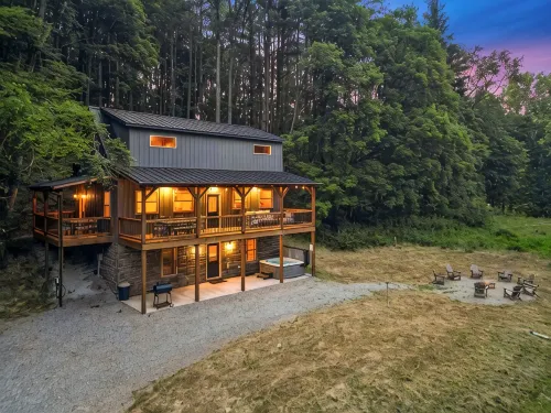 Modern Rustic Retreat ~Newly Built with Hot Tub and EV Charger, ~6mi to Ash Cave