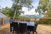 Incredible Mountain Views - Modern Four Bedroom Home - Five Minute Walk to Slope