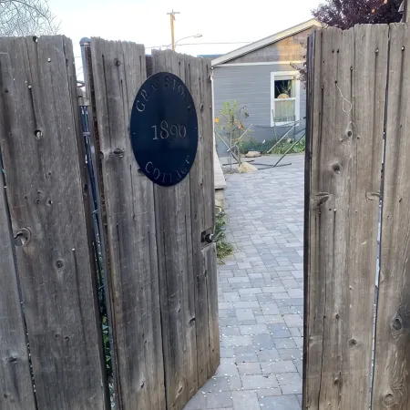 1890 Graystone Cottage behind Historic Home short walk to Downtown & Whiskey Row