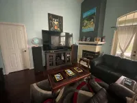 Quiet and comfy 3 bed, 1.5 baths in a quiet neighborhood great for Gator games - บังกะโล