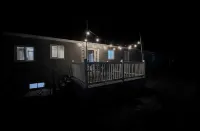 The Drift House- Spacious Boho Family Retreat- 4 Bds, 2 Baths, 6 TVs, Movie Room - Homestays