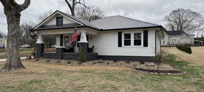 2-bedroom vacation home just a two minute walk to downtown Hotels in Carroll County