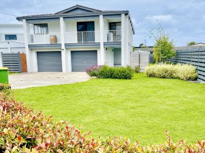 6 Lake st, 4 bedroom , 3 bathroom, 4 toilets, kitchen upstairs and downstairs