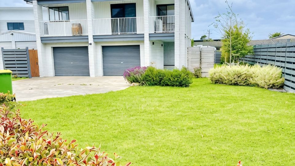 6 Lake st, 4 bedroom , 3 bathroom, 4 toilets, kitchen upstairs and downstairs