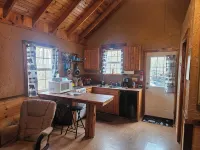 The Honey Hut next to Big South Fork NRRA with AC, wifi, and horse stalls.