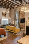 Historic Garden Studio, Steps from Pulaski Square⎮On-Site Parking - Condos