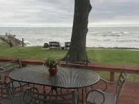 Spacious Lakefront Home with Amazing View 休倫住宿飯店