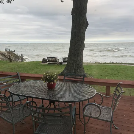 Spacious Lakefront Home with Amazing View 休倫住宿飯店