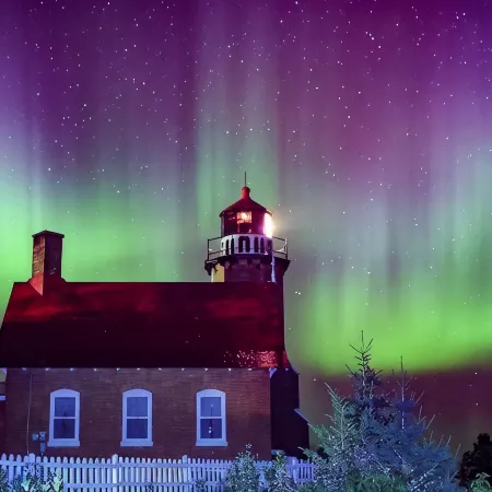 Large Vacation Home Across from Lake Superior & Short Walk to Lighthouse!!