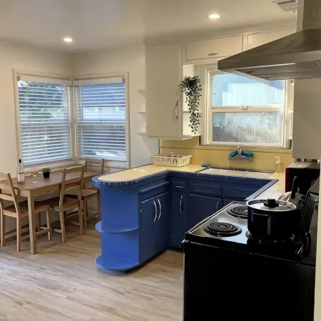 2 Bed Near Doctors Hospital: Beautiful, Sunny, New