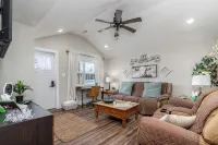 The Nest - Cute, Clean & Comfy - 10Min to Ft. Wood