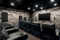 10 Seat Home Theater. Office. Step-Free Entry. Seniors Welcomed. Pet Friendly! - Boutique