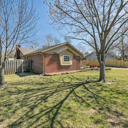 Golden Era Retreat-3 Miles to Expo-Fully-Fenced-Pet Friendly