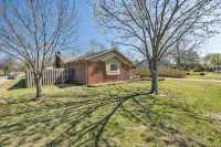 Golden Era Retreat-3 Miles to Expo-Fully-Fenced-Pet Friendly - 4 stjerner