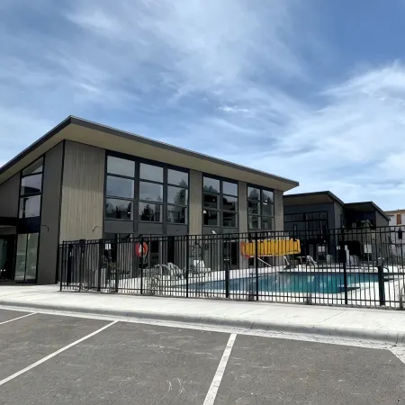 40 Mins. to Glacier Park, 5 Mins. to City Beach & DT, Seasonal Clubhouse Pool