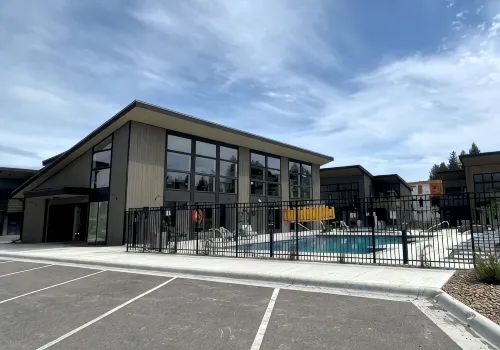 40 Mins. to Glacier Park, 5 Mins. to City Beach & DT, Seasonal Clubhouse Pool