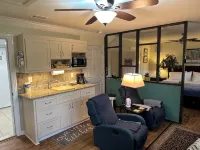 La Cabaña, a Quiet, Modern King Studio Retreat in Hot Springs Village, Arkansas -  Apartamentos vacacionales
