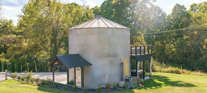 Restored Grain Bin with Hot Tub, King Bed, Vending Machine. Dog-Friendly! 勞雷爾住宿飯店