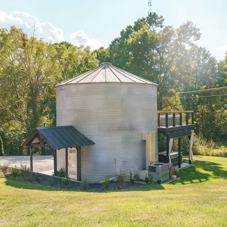 Restored Grain Bin with Hot Tub, King Bed, Vending Machine. Dog-Friendly!