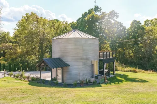 Restored Grain Bin with Hot Tub, King Bed, Vending Machine. Dog-Friendly!