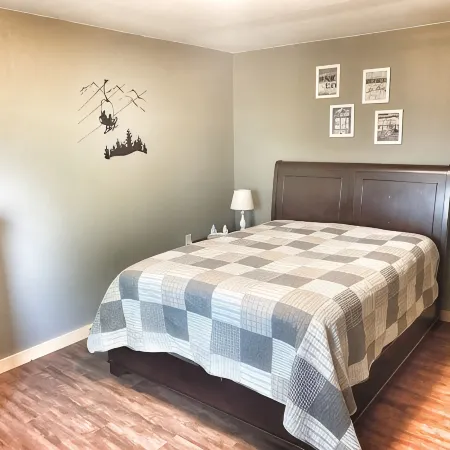 Secluded/Spacious Cabin with 5 Br, 5 Min to Resort "New Kitchen Coming 2026!