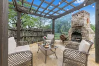 Luxury Home with Fire Pit & Hill Country Views