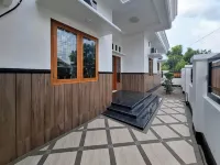 Surya Living RedPartner near Suncity Mall Madiun - 2-نجوم