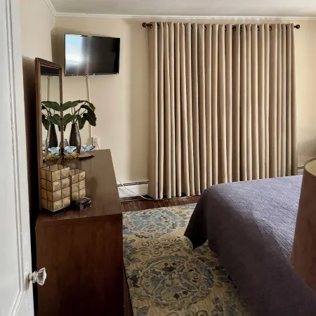 Fun Downtown Location 2nd flr