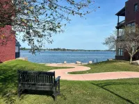 2-bedroom apartment just a short walk from the Saint Lawrence River. - Wifi