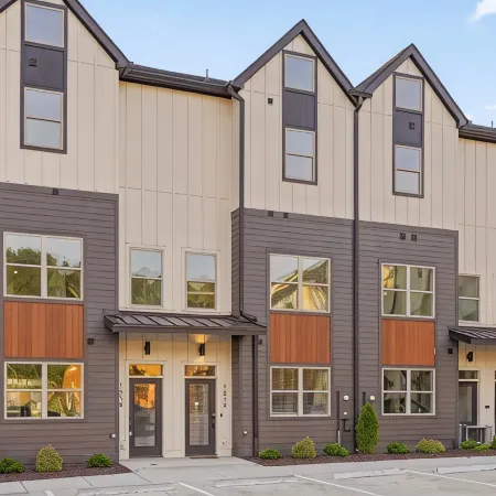 3/3 sauna, arcade, play couch, 70" TV, fire pit, balconies, 6 min from downtown