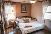 Cozy Mountain Top 3-bedroom cabin in charming Franklin with WiFi, AC