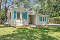 Charming 3-bedroom house with AC, WiFi, Fire Pit, Grill, 5 minute walk to beach! - Bungalows