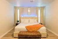 Four beds w/ 1 king, 3 queen beds each with a TV. Centrally located! No pets - 民泊