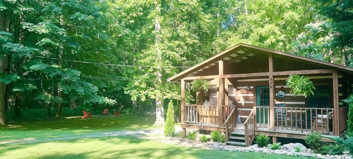 Extremely clean cabin in a quiet setting with an outdoor fire pit. Hotels in Blount County