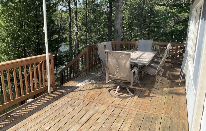 Welcoming Lake House with Five Bedrooms, Hot Tub and a Huge Deck on Tee Lake.