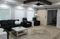 Newly Remodeled Farmhouse, 12 Minute Walk to Campus. 3Bd 3ba with Bonus Room
