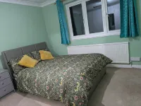 Central Large House close to Heathrow